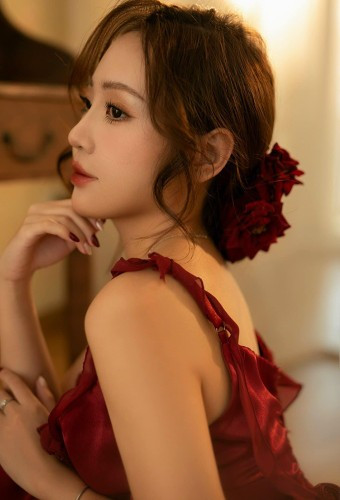 Hà Dương sinh năm 1998, hơn bạn trai Văn Chuẩn 3 tuổi. Cô tốt nghiệp Học viện ngân hàng và có bằng thạc sĩ đúng chuyên ngành, đang làm việc tại Hà Nội.