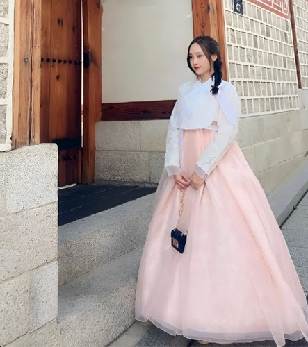 Bạn gái thủ môn Văn Chuẩn thường khoe trên trang cá nhân hình ảnh đi du lịch khắp đó đây trên thế giới.