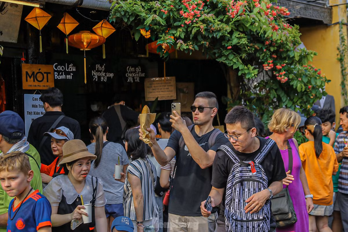 Du khách quá đông khiến nhiều bạn trẻ không thể chọn cho mình những điểm lý tưởng để chụp hình.