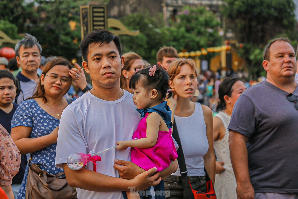 Nhiều em nhỏ hứng thú khi được bố mẹ dẫn đi chơi trong ngày lễ.