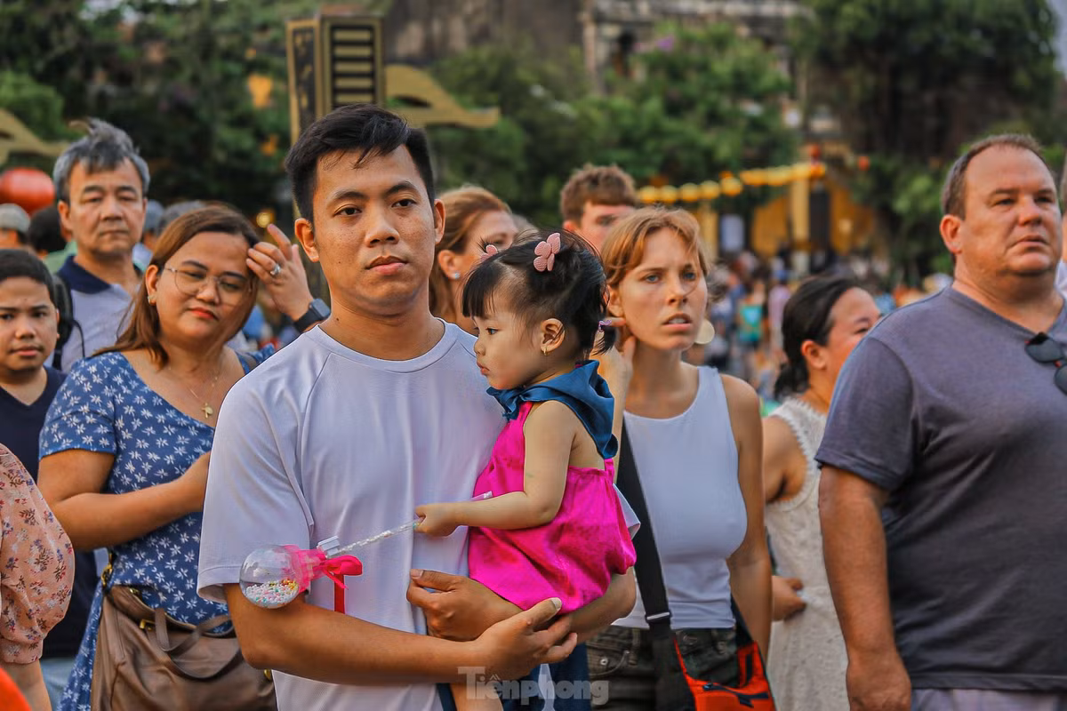 Nhiều em nhỏ hứng thú khi được bố mẹ dẫn đi chơi trong ngày lễ.