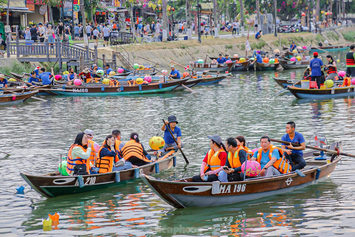 Thời tiết trong ngày nghỉ lễ khá mát mẻ, dễ chịu. Trên sông Hoài, nhiều du khách chọn đi thuyền để ngắm phố cổ.