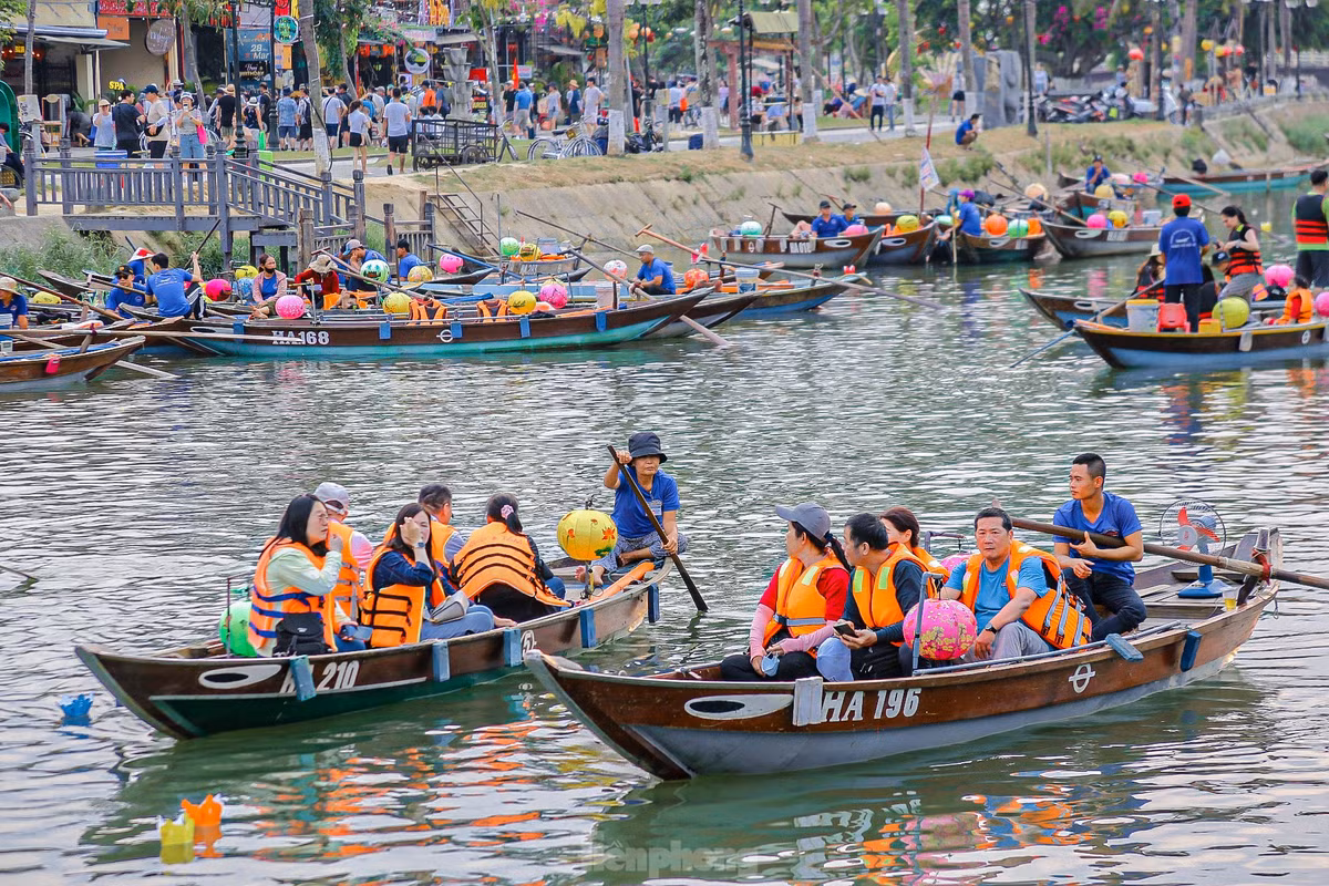 Thời tiết trong ngày nghỉ lễ khá mát mẻ, dễ chịu. Trên sông Hoài, nhiều du khách chọn đi thuyền để ngắm phố cổ.