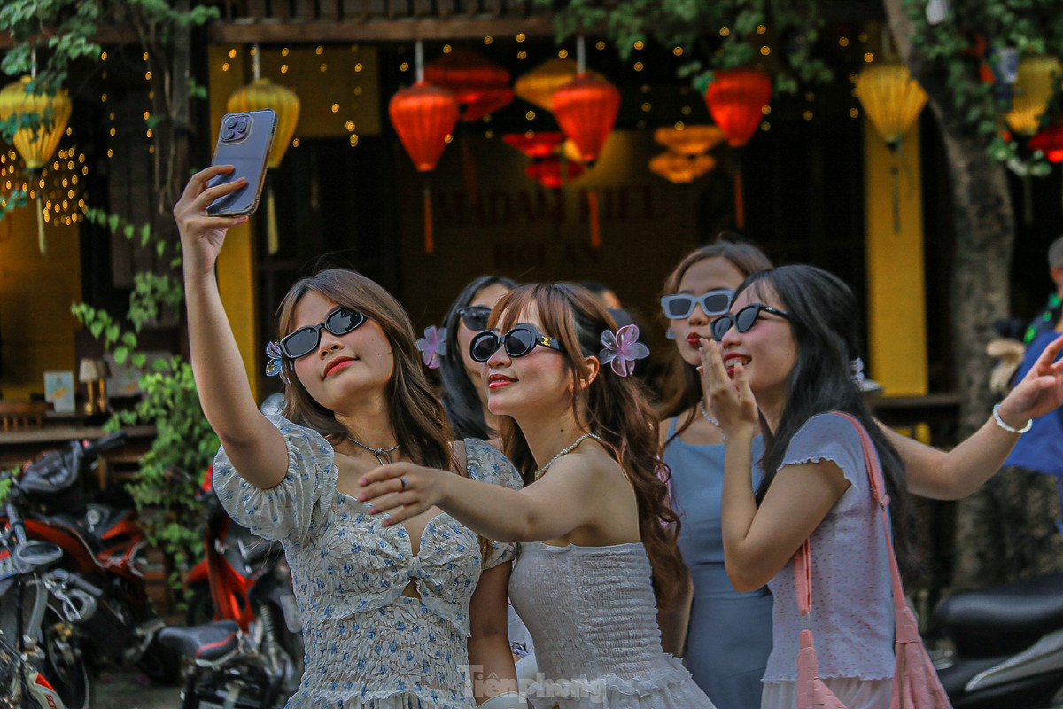 Các bạn trẻ tranh thủ lưu lại những kỉ niệm đẹp khi đến Hội An.