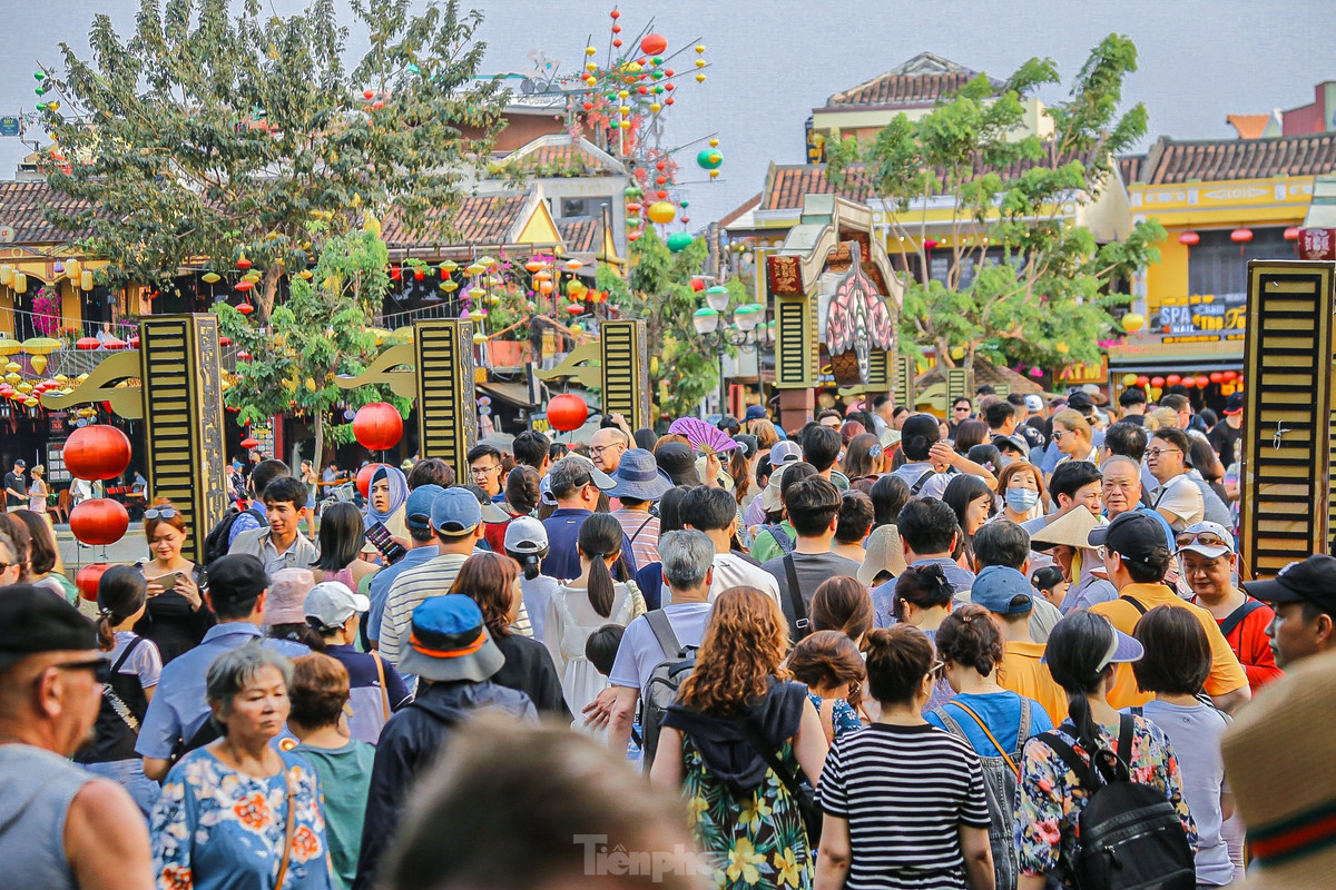 Phố cổ Hội An từ lâu đã trở thành điểm đến quen thuộc của giới trẻ cũng như khách du lịch trên cả nước. Ngày lễ giỗ Tổ Hùng Vương năm nay chỉ nghỉ 1 ngày nên nhiều người đã lựa chọn Hội An là nơi vui chơi, tham quan du lịch.