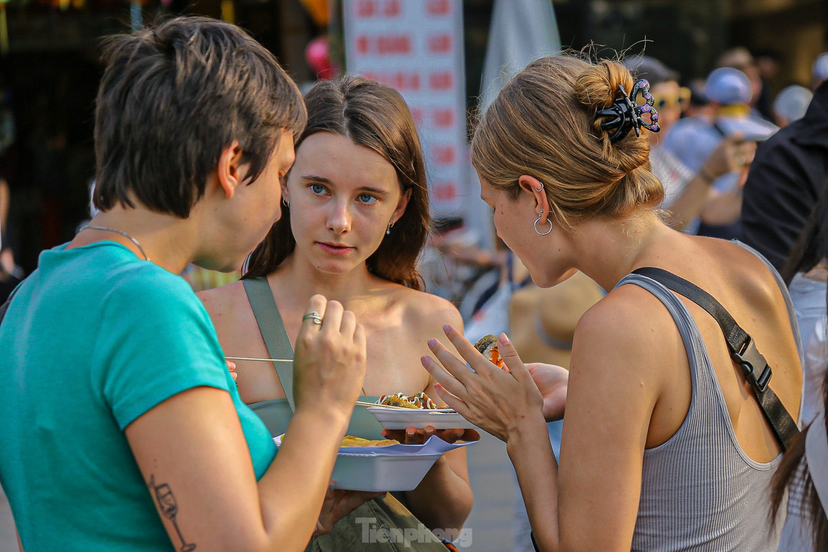 Các khu vực bán đồ ăn, thức uống cũng luôn trong tình trạng đông đúc người. Nhiều du khách nước ngoài thích thú thưởng thức đồ ăn ngay tại chỗ.