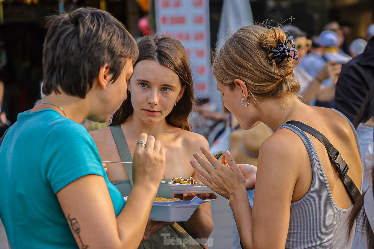 Các khu vực bán đồ ăn, thức uống cũng luôn trong tình trạng đông đúc người. Nhiều du khách nước ngoài thích thú thưởng thức đồ ăn ngay tại chỗ.