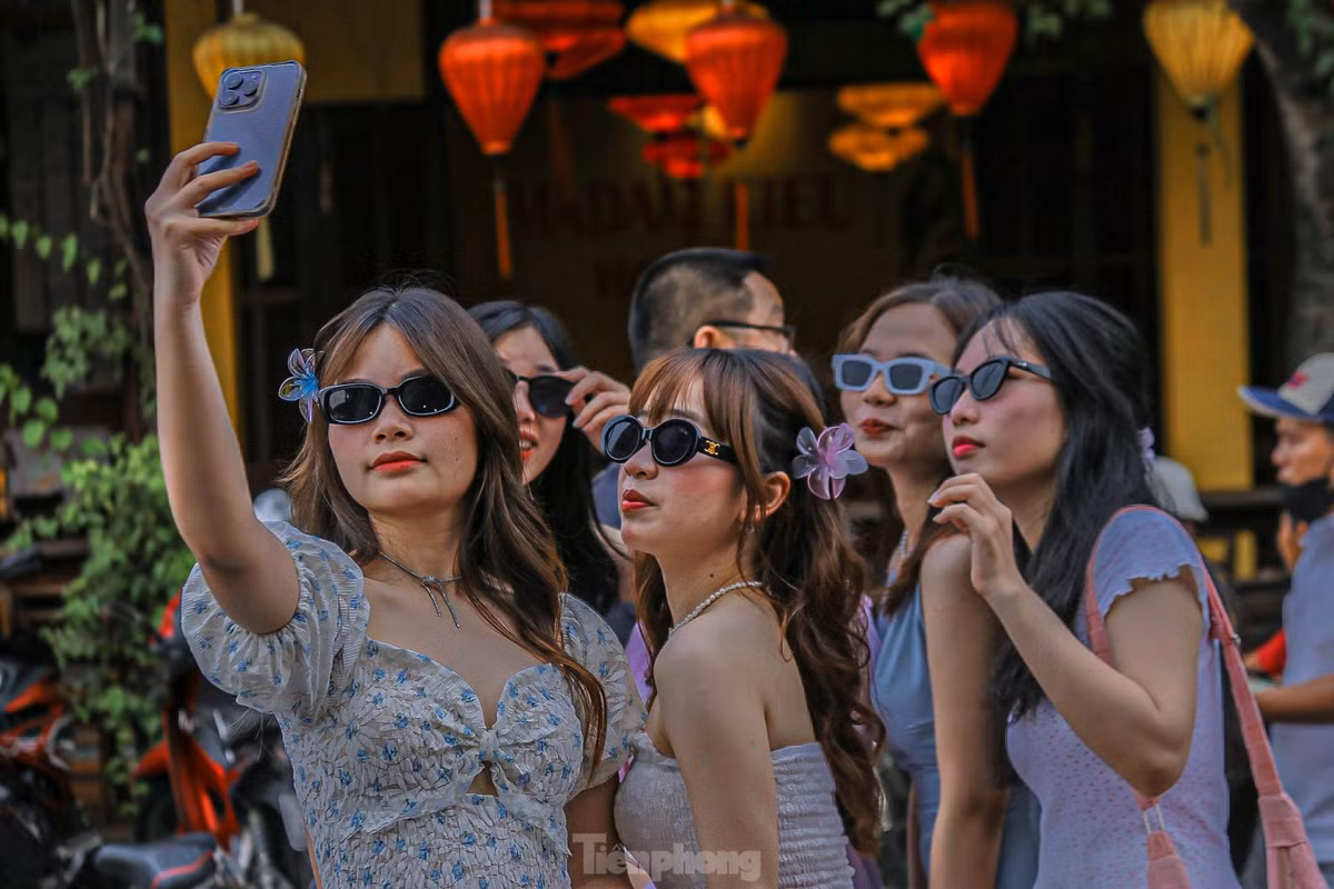 Bạn Nguyễn Thị Trúc Ly cùng nhóm bạn đến từ Đà Nẵng lưu lại những khoảnh khắc khi đi chơi cùng nhau. "Năm nay lễ giỗ Tổ Hùng Vương chỉ nghỉ 1 ngày nên em cùng nhóm bạn chỉ đi Hội An chơi cho gần. Nhóm chúng em sẽ chụp hình rồi đi ăn sau đó sẽ quay về lại Đà Nẵng để mai còn phải đi học", Trúc Ly chia sẻ