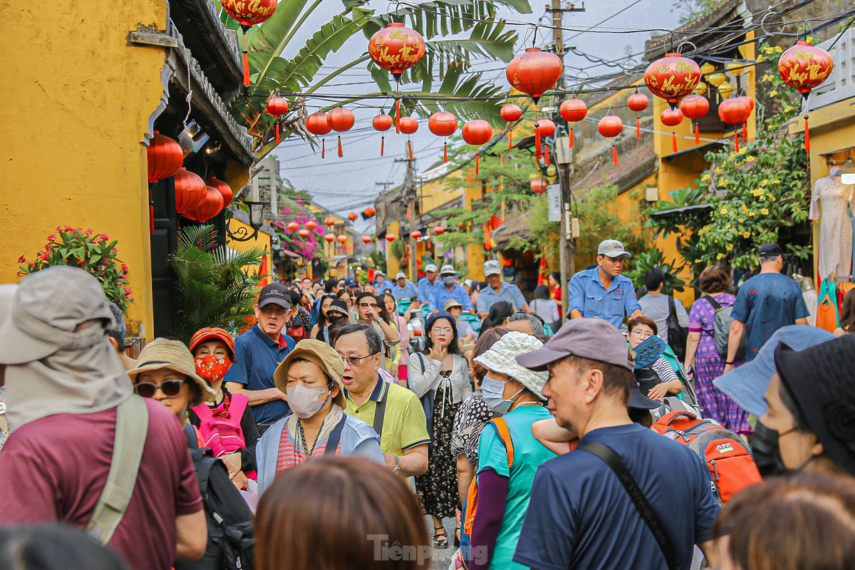 Ghi nhận của phóng viên, trong ngày 18/4 (tức mùng 10/3 âm lịch) hàng nghìn người đổ xô về Hội An để cùng vui chơi, thưởng thức ẩm thực đường phố trong phố cổ.