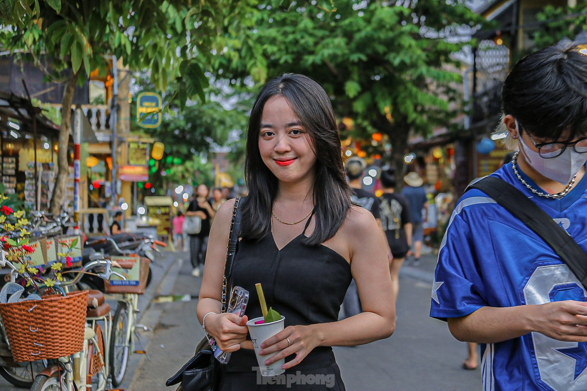 "Lâu rồi chưa có dịp đến với Hội An nên tôi cùng bạn tranh thủ ngày nghỉ đi tham quan, chụp hình. Càng về chiều khung cảnh ở đây rất đẹp và thơ mộng. Cả ngày hôm nay tôi chụp được rất nhiều ảnh đẹp, giờ quay về lại Huế thôi", bạn Nguyễn Hồng Thắm (26 tuổi, đến từ Huế) cho biết.