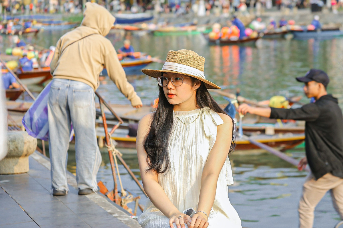 Các bạn trẻ xúng xính check-in trong buổi chiều mát tại Hội An.