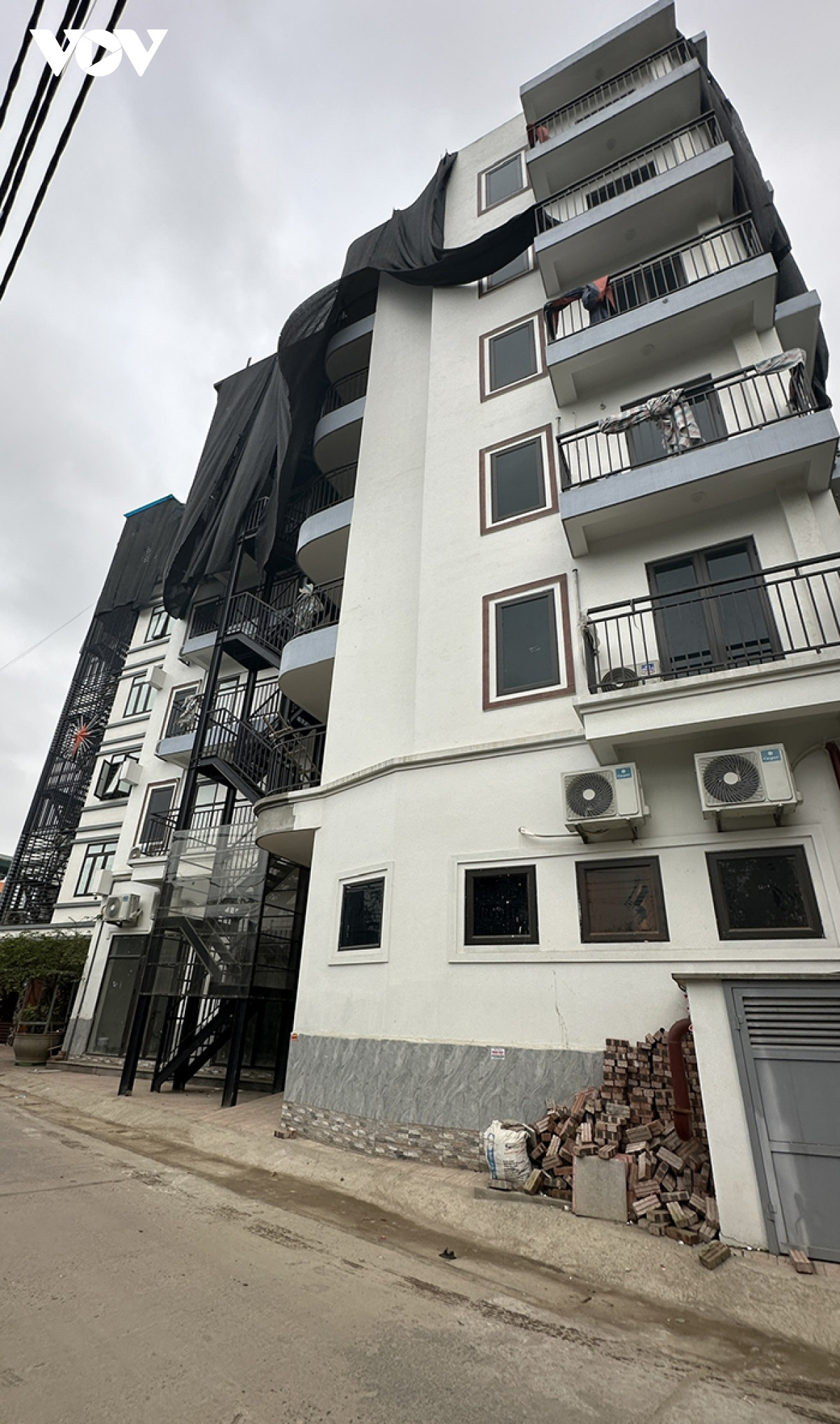 Ghi nhận của phóng viên chỉ trong bán kính vài trăm mét xung quanh chung cư mini "My house", có rất nhiều công trình cao 8 -9 tầng.