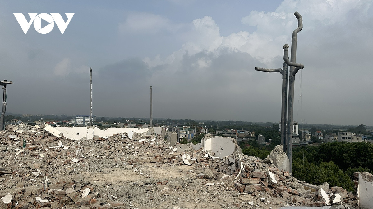 Theo báo cáo của UBND huyện Thạch Thất, sau khi được tuyên truyền, vận động và sự vào cuộc cương quyết của chính quyền địa phương, chủ đầu tư đã lắp dựng khung che chắn lưới các tầng vi phạm để tiến hành tự tháo dỡ. Đến nay đã thực hiện tháo dỡ xong tầng 8, tầng 9.