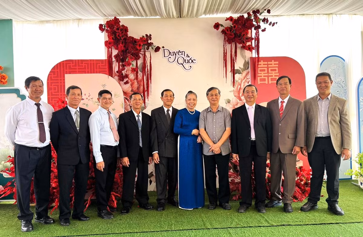 Mot gia dinh to chuc dam cuoi cho 3 co con gai-Hinh-3