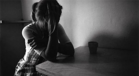 Co gai soc nghe thay cau chuyen cua me chong voi chi dau-Hinh-2