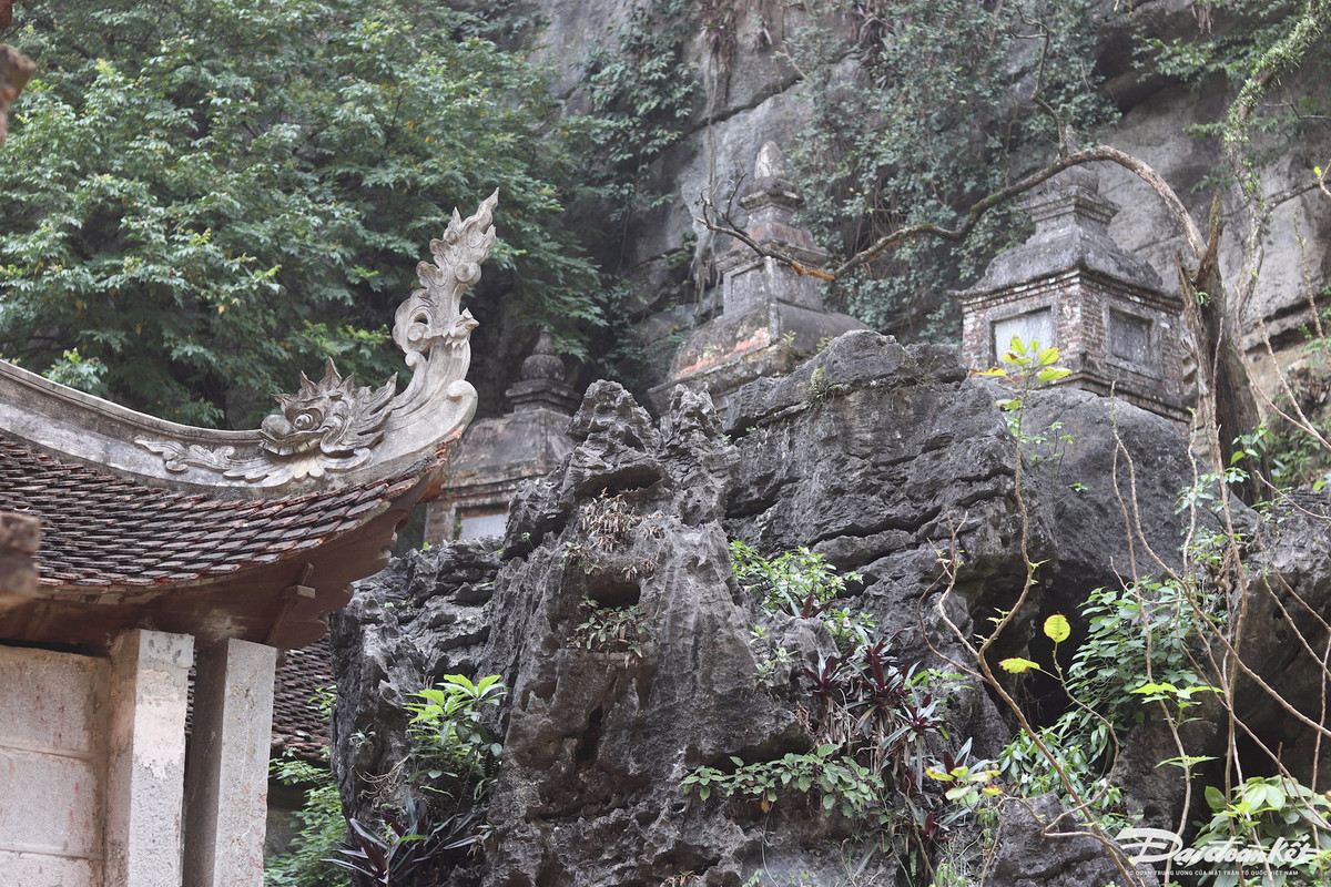 Chùa là công trình kiến trúc cổ được xây dựng bằng gỗ lim, mái được lợp bằng ngói ta không có mấu, mũi lượn tròn, các góc của mái đều có đầu đao. Ảnh: Đình Minh