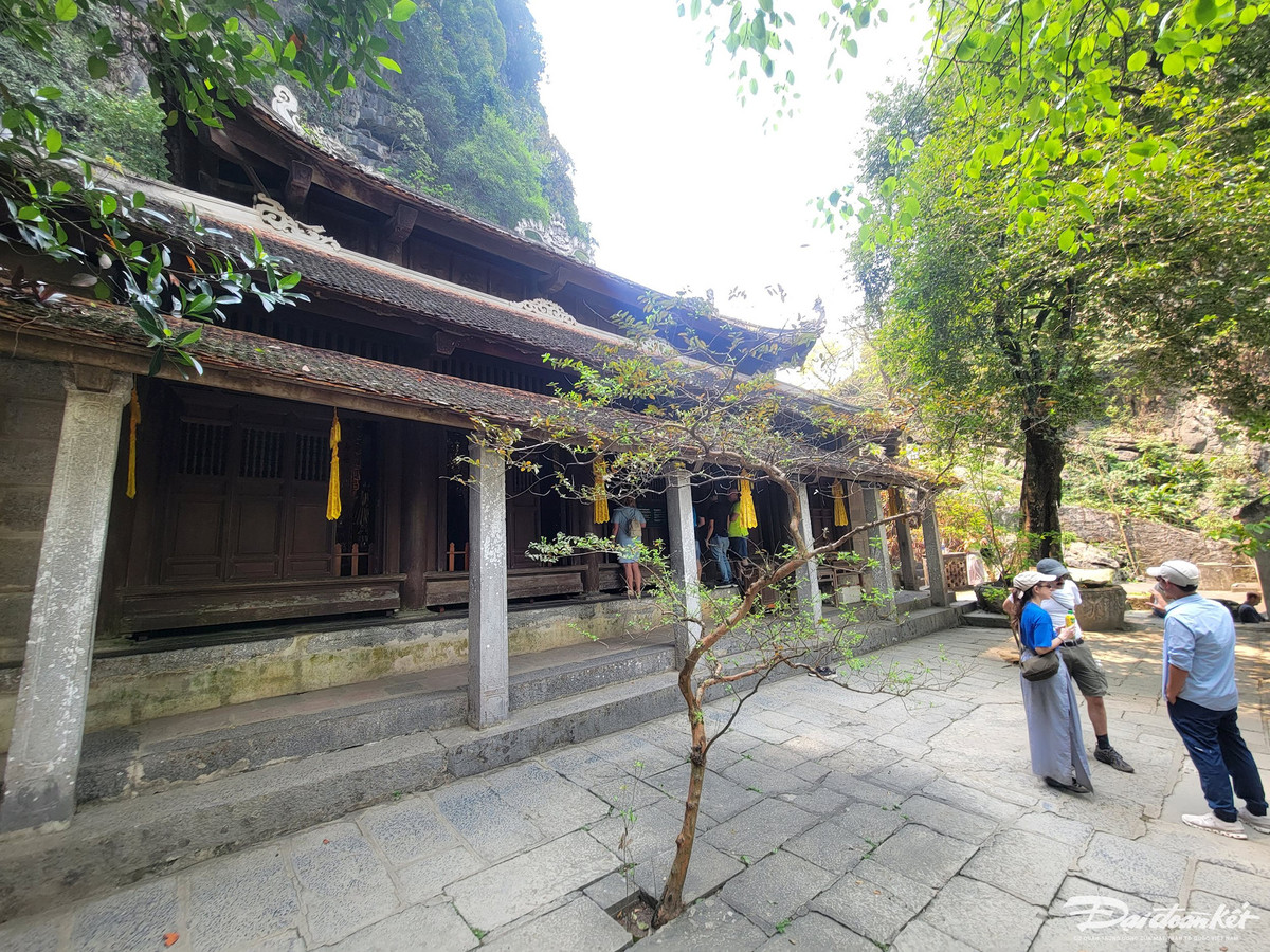 Chùa Hạ có 5 gian được xây dựng dưới chân núi bằng gỗ lim, đá khối với kiến trúc chùa theo kiểu chữ đinh. Ảnh: Đình Minh