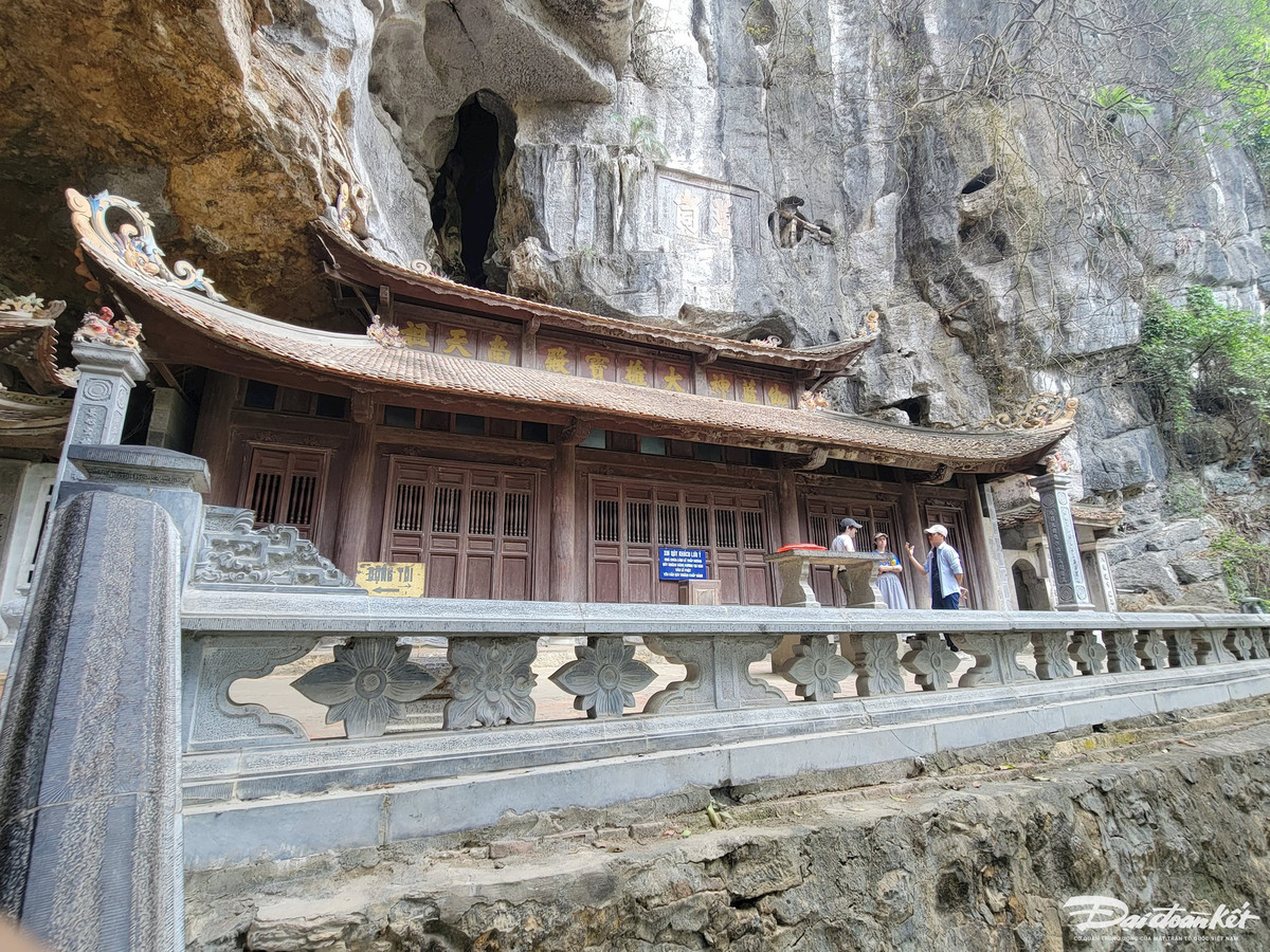 Chùa Trung nằm ở lưng chừng núi Ngũ Nhạc. Đây là một ngôi chùa rất độc đáo khi một nửa ngôi chùa gắn vào hang động, một nửa lộ thiên và có 3 gian thờ Phật... Ảnh: Đình Minh