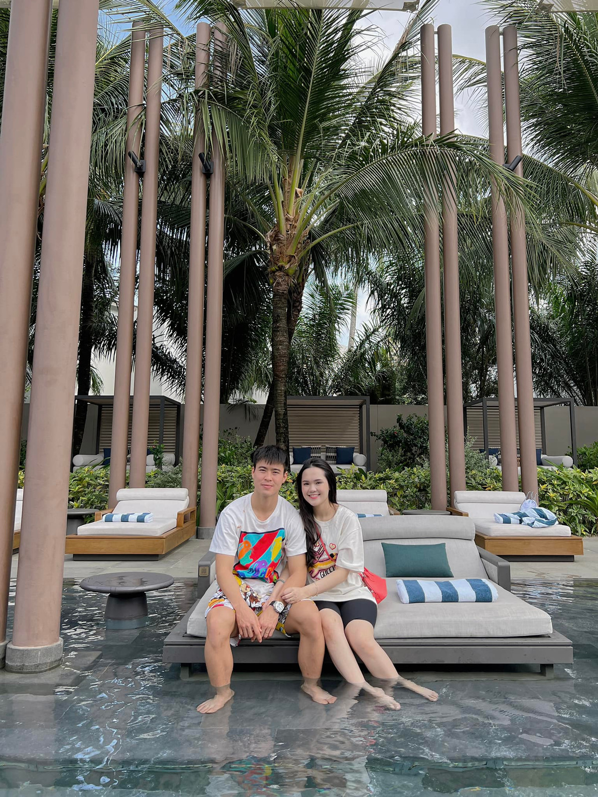 Thường ngày, cô yêu thích ăn mặc theo phong cách tiểu thư ngọt ngào. Quỳnh Anh được biết đến là cô nàng chuộng hàng hiệu khi thường xuyên sắm các món đồ đến từ nhà mốt Louis Vuitton, Hermès, Gucci...