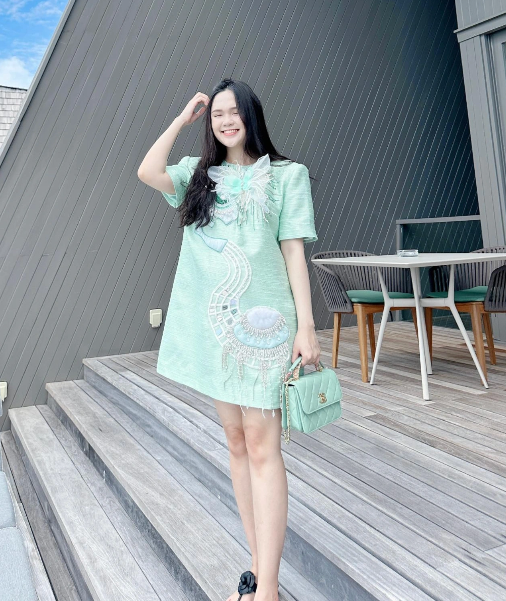 Bà xã Duy Mạnh dù diện đầm điệu đà nhưng vẫn dáng suông giấu sắc vóc