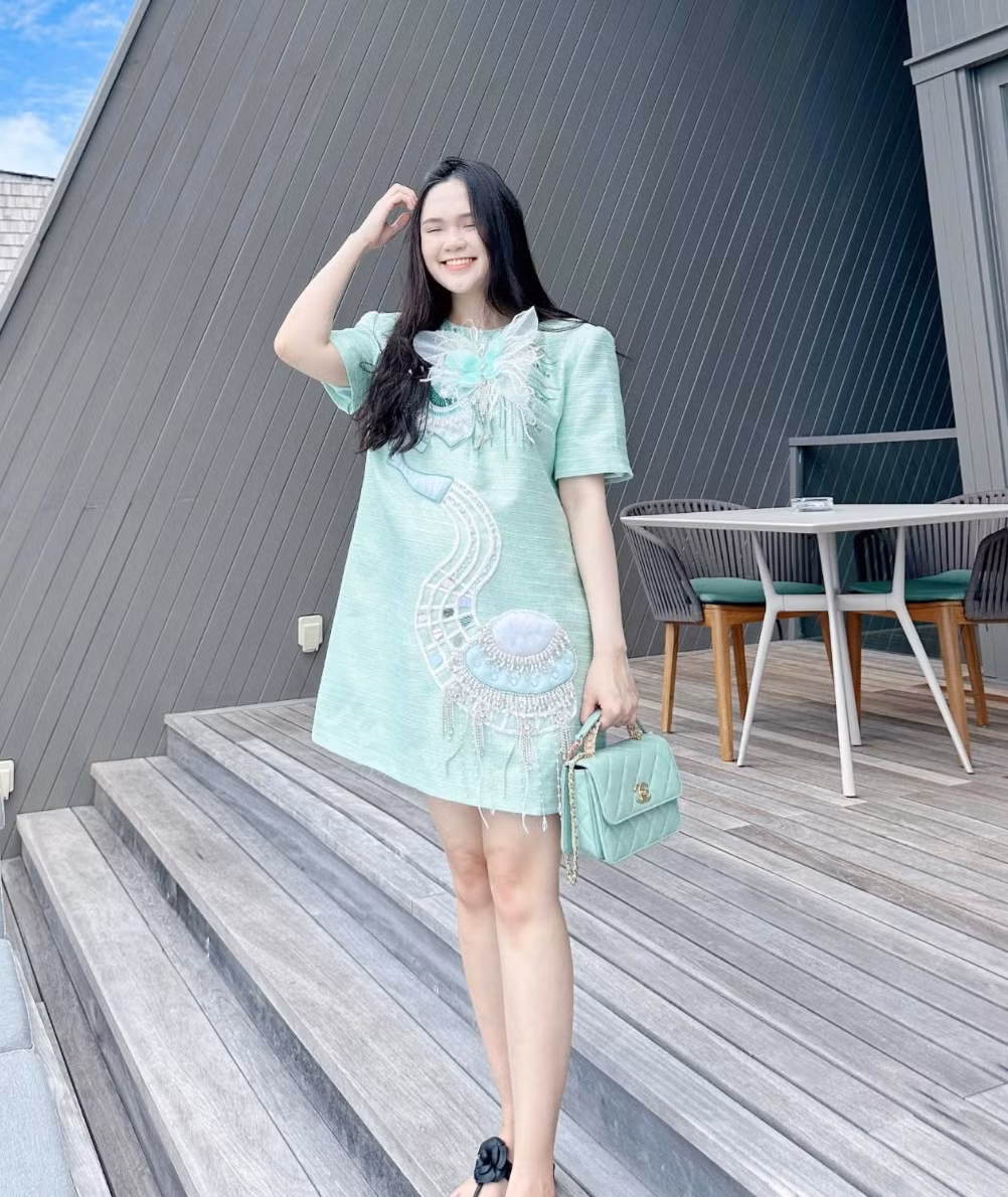 Bà xã Duy Mạnh dù diện đầm điệu đà nhưng vẫn dáng suông giấu sắc vóc