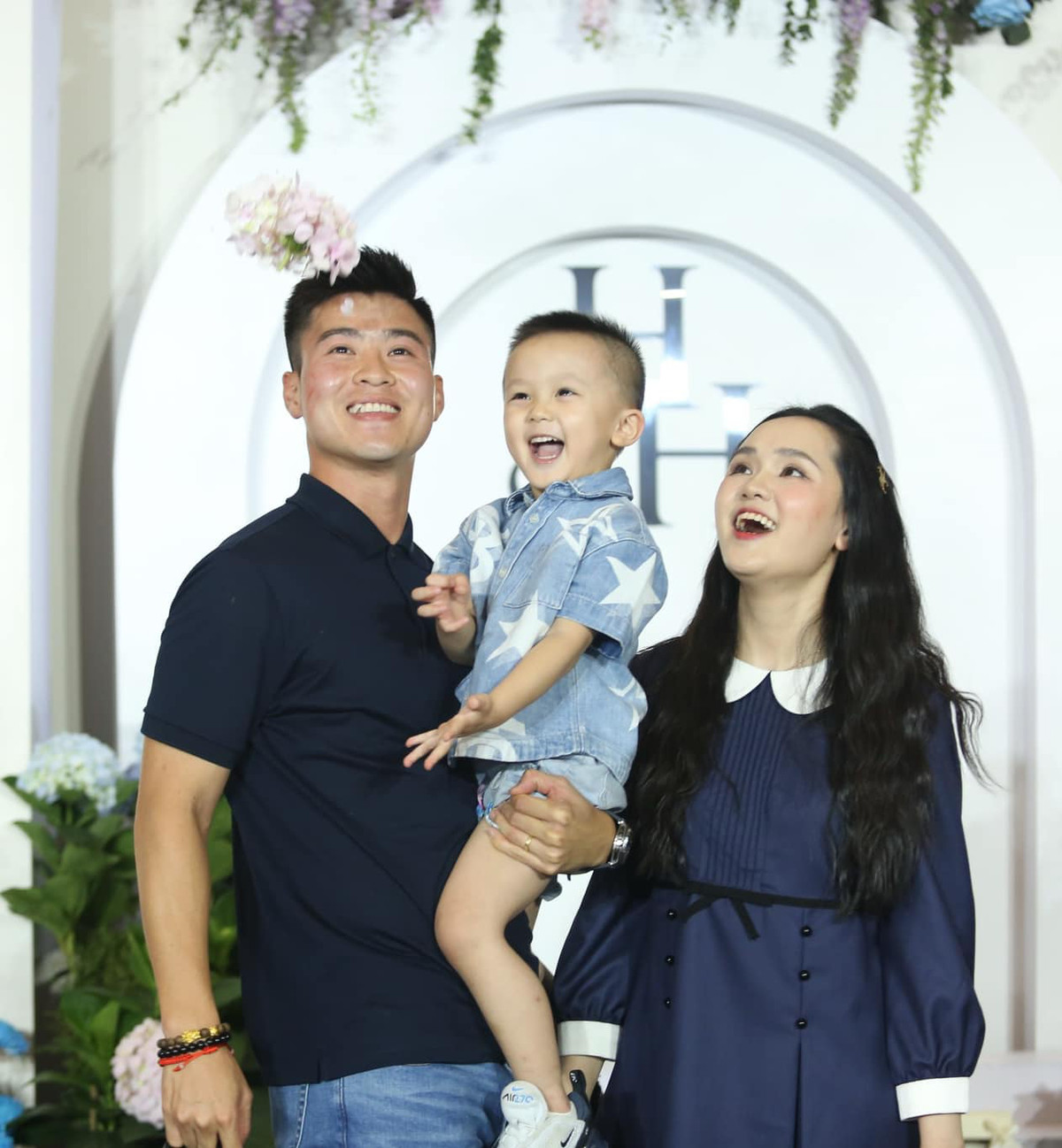 Hồi tháng 8/2023, Quỳnh Anh - bà xã hậu vệ Đỗ Duy Mạnh xác nhận đã sinh em bé thứ hai. Cách đây không lâu, cặp đôi dự đám cưới Quang Hải - Chu Thanh Huyền, sắc vóc Quỳnh Anh nhận được sự quan tâm của fan