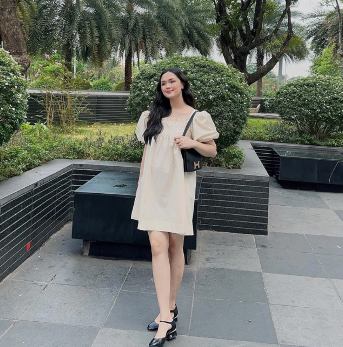 Cô diện váy suông khéo che vòng hai, đồng thời khoe được đôi chân thon thả, nuột nà.