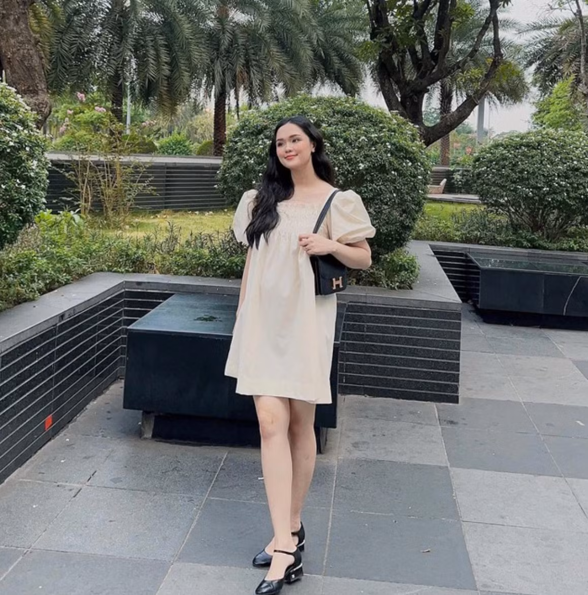 Cô diện váy suông khéo che vòng hai, đồng thời khoe được đôi chân thon thả, nuột nà.