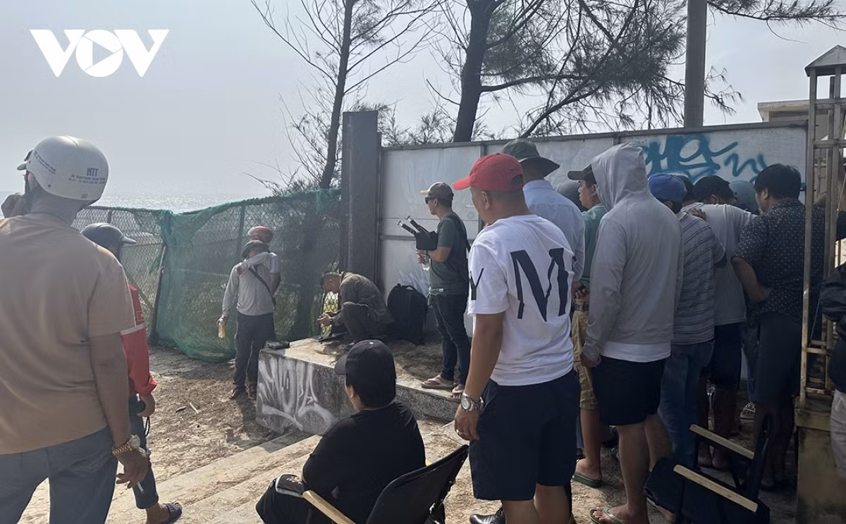 Tim thay thi the chau be thu 2 bi song bien cuon troi