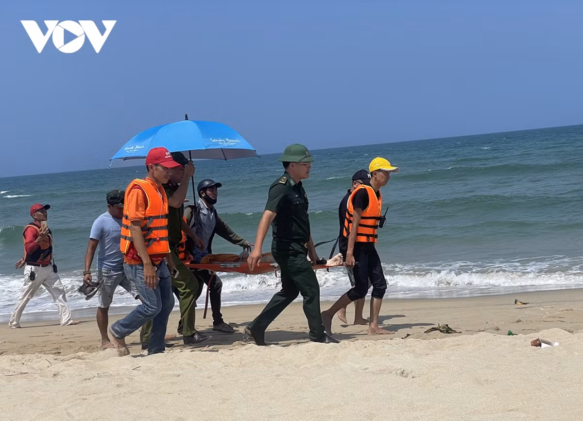 Tim thay thi the chau be thu 2 bi song bien cuon troi-Hinh-3