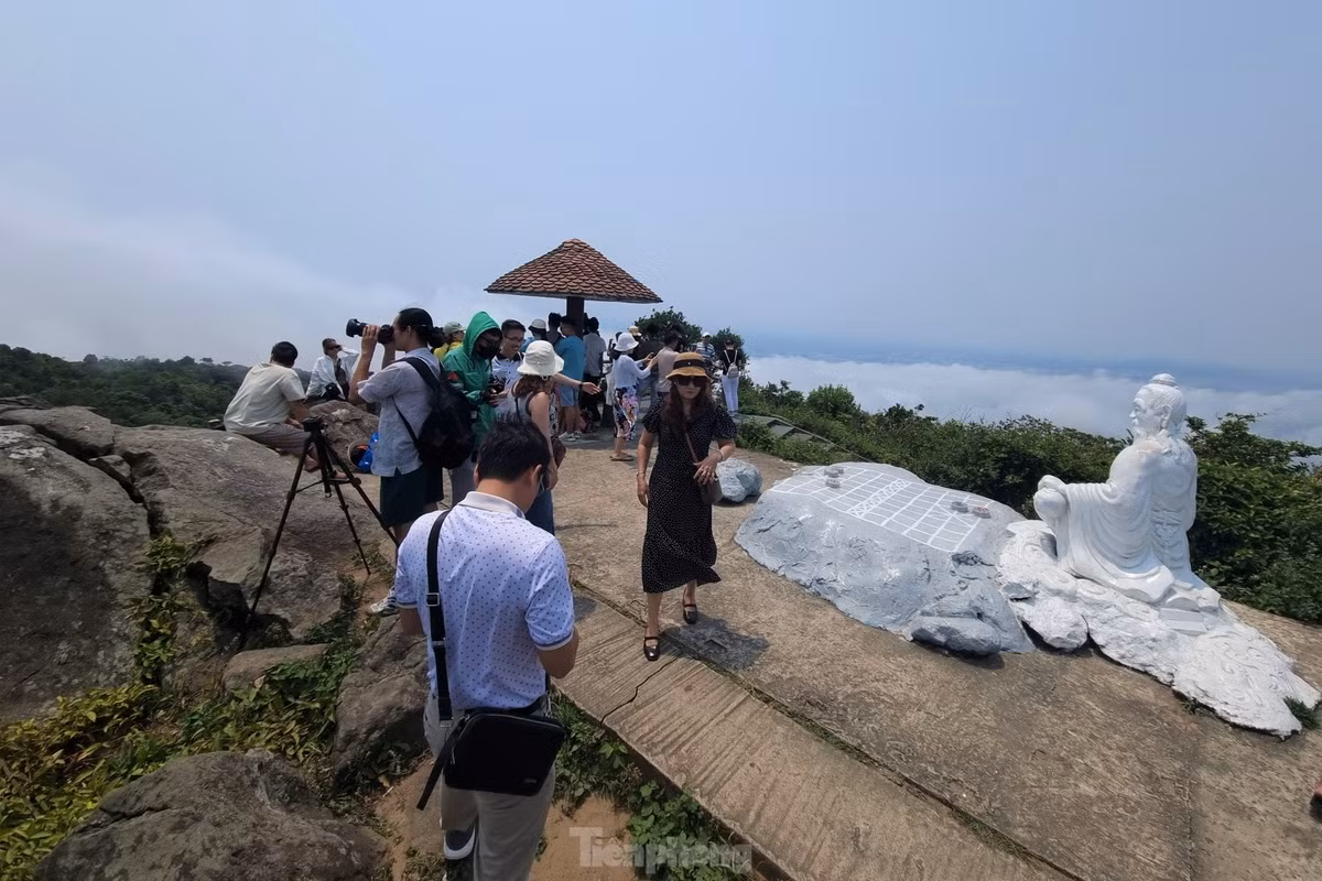 Du khach keo nhau len dinh Ban Co ngam Da Nang