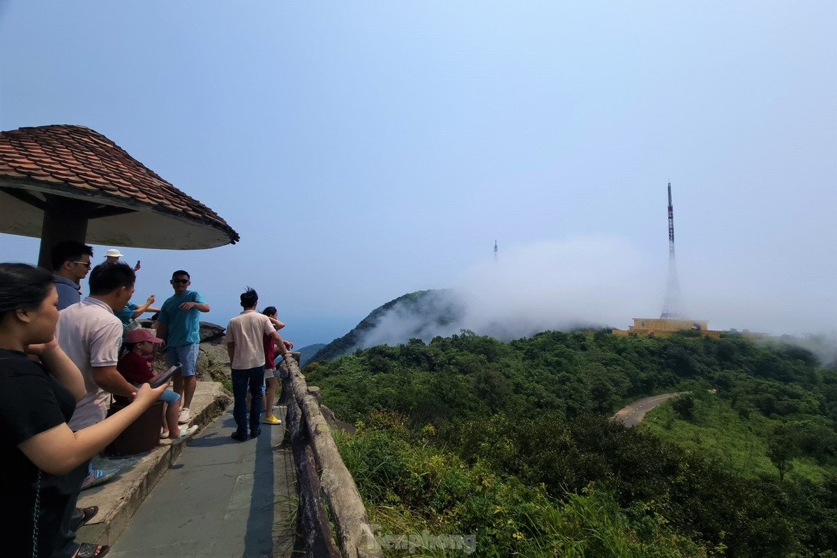Du khach keo nhau len dinh Ban Co ngam Da Nang-Hinh-11