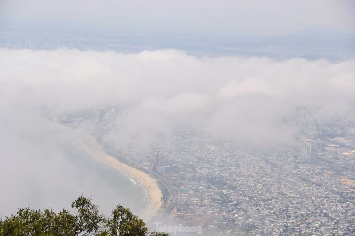 Du khach keo nhau len dinh Ban Co ngam Da Nang-Hinh-13