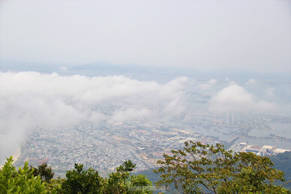 Du khach keo nhau len dinh Ban Co ngam Da Nang-Hinh-4
