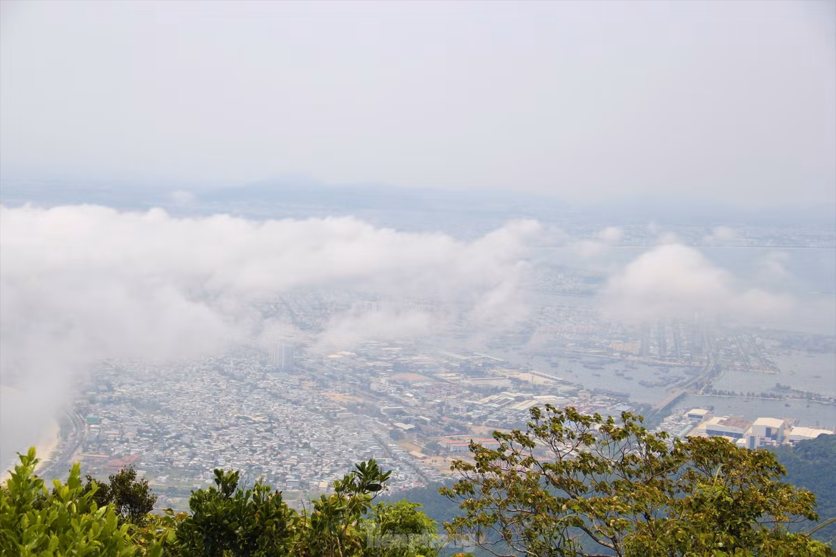 Du khach keo nhau len dinh Ban Co ngam Da Nang-Hinh-4