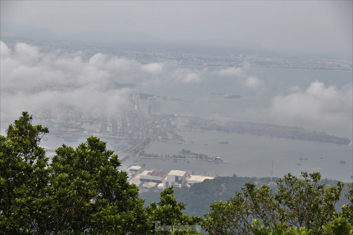 Du khach keo nhau len dinh Ban Co ngam Da Nang-Hinh-15