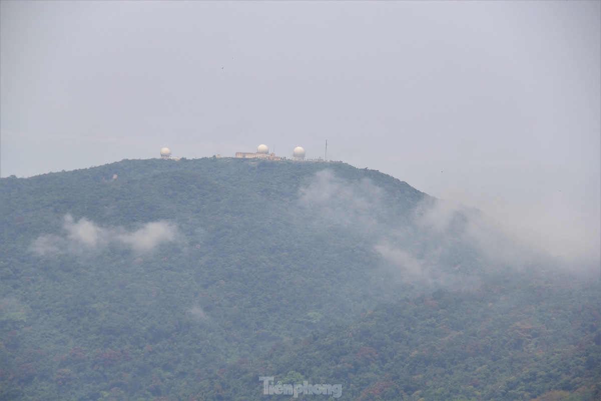 Du khach keo nhau len dinh Ban Co ngam Da Nang-Hinh-12