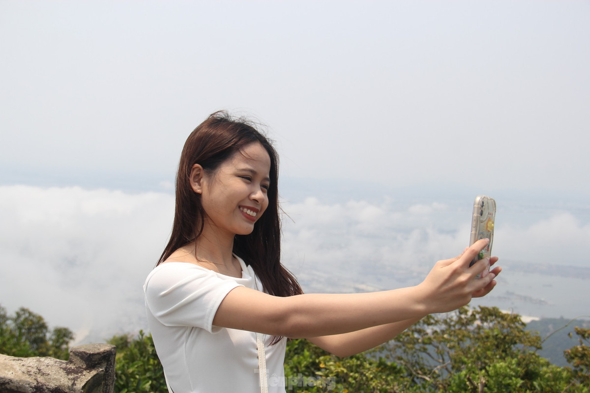 Du khach keo nhau len dinh Ban Co ngam Da Nang-Hinh-6