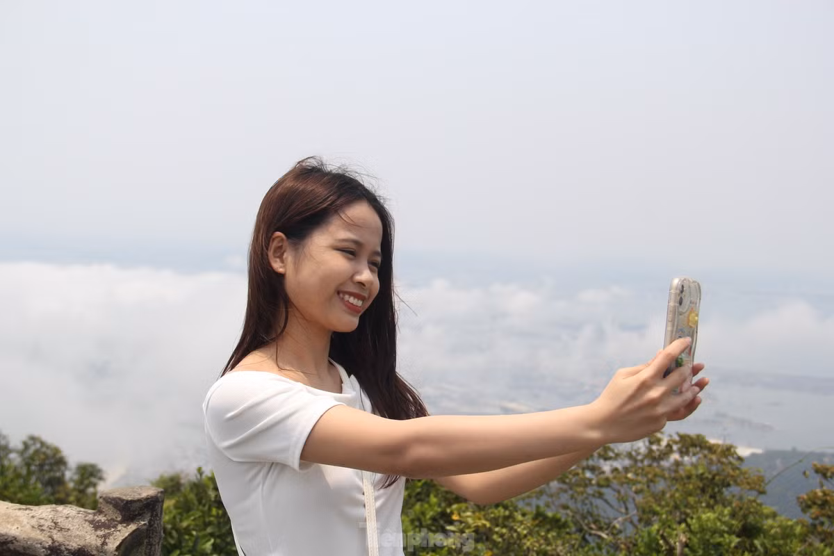 Du khach keo nhau len dinh Ban Co ngam Da Nang-Hinh-6