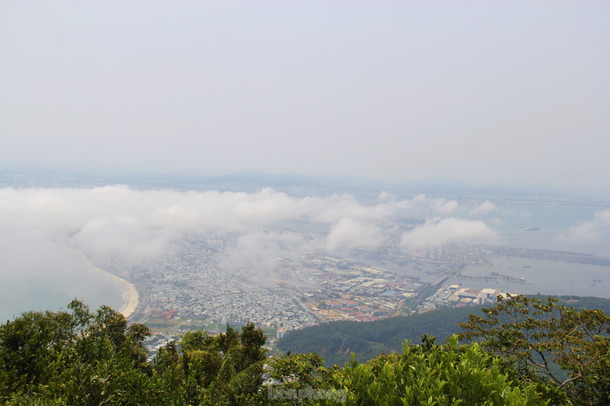 Du khach keo nhau len dinh Ban Co ngam Da Nang-Hinh-16