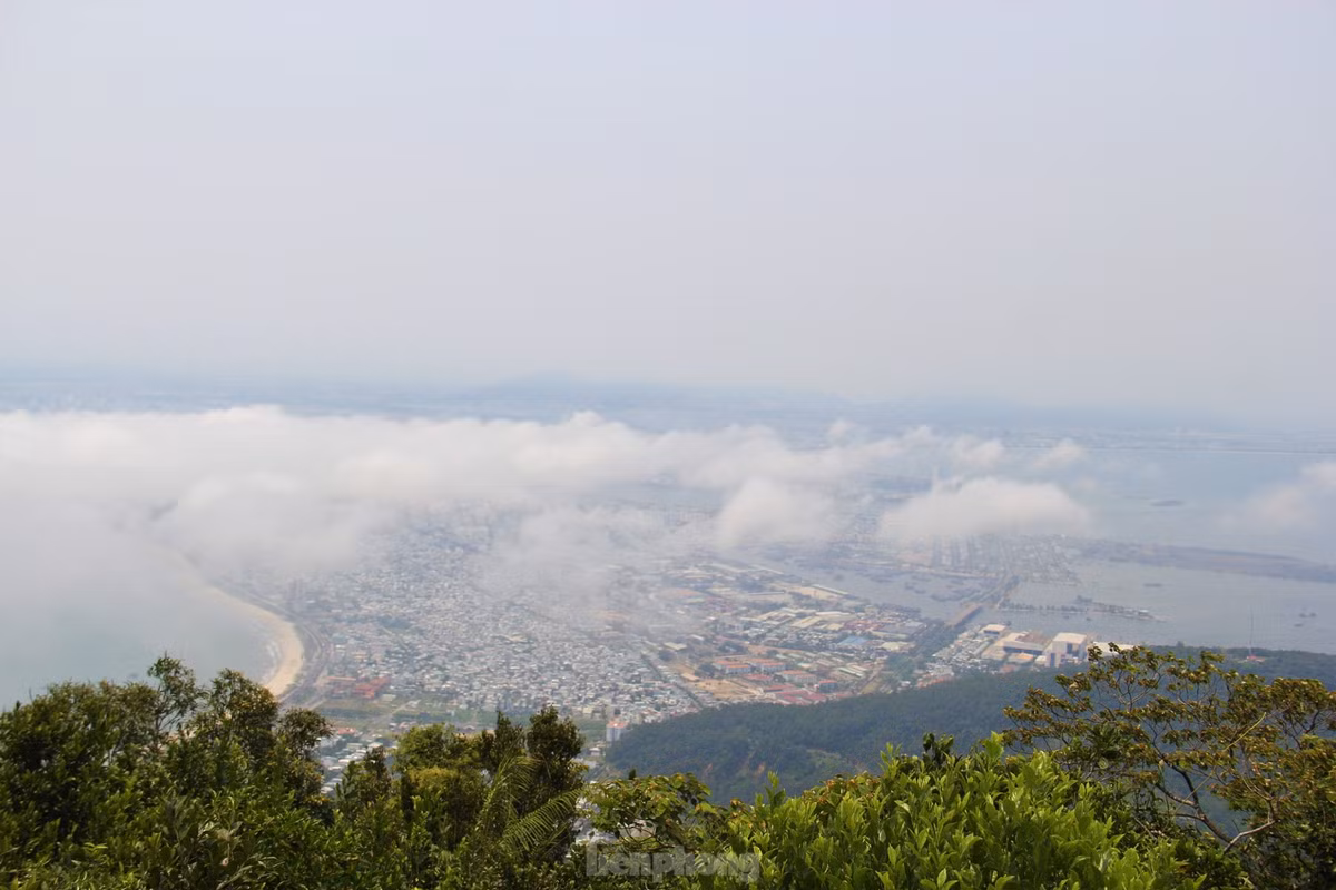 Du khach keo nhau len dinh Ban Co ngam Da Nang-Hinh-16