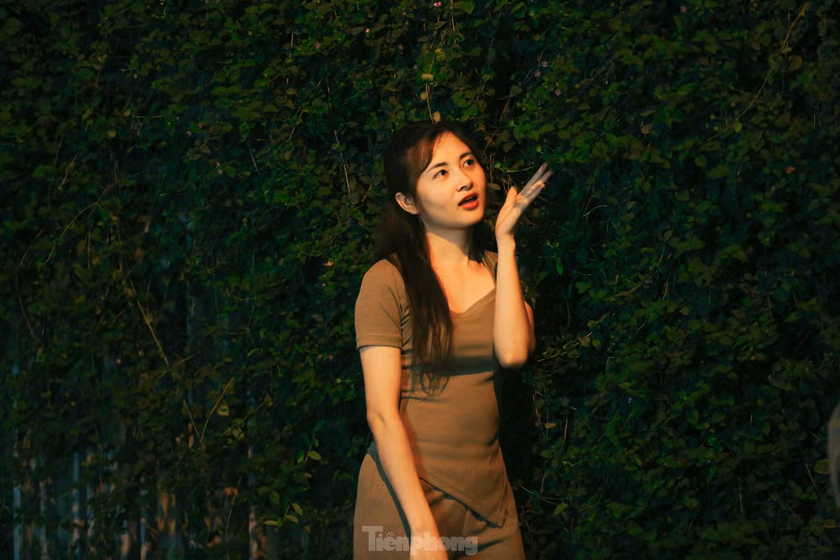 "Em biết đến đây thông qua kênh tiktok, theo hướng dẫn của video thì chụp buổi tối sẽ "ảo" hơn với đèn flash nhưng mà để có ảnh như trên mạng thì mất cả buổi tối mới được", bạn Uyên (sn 2005) chia sẻ.