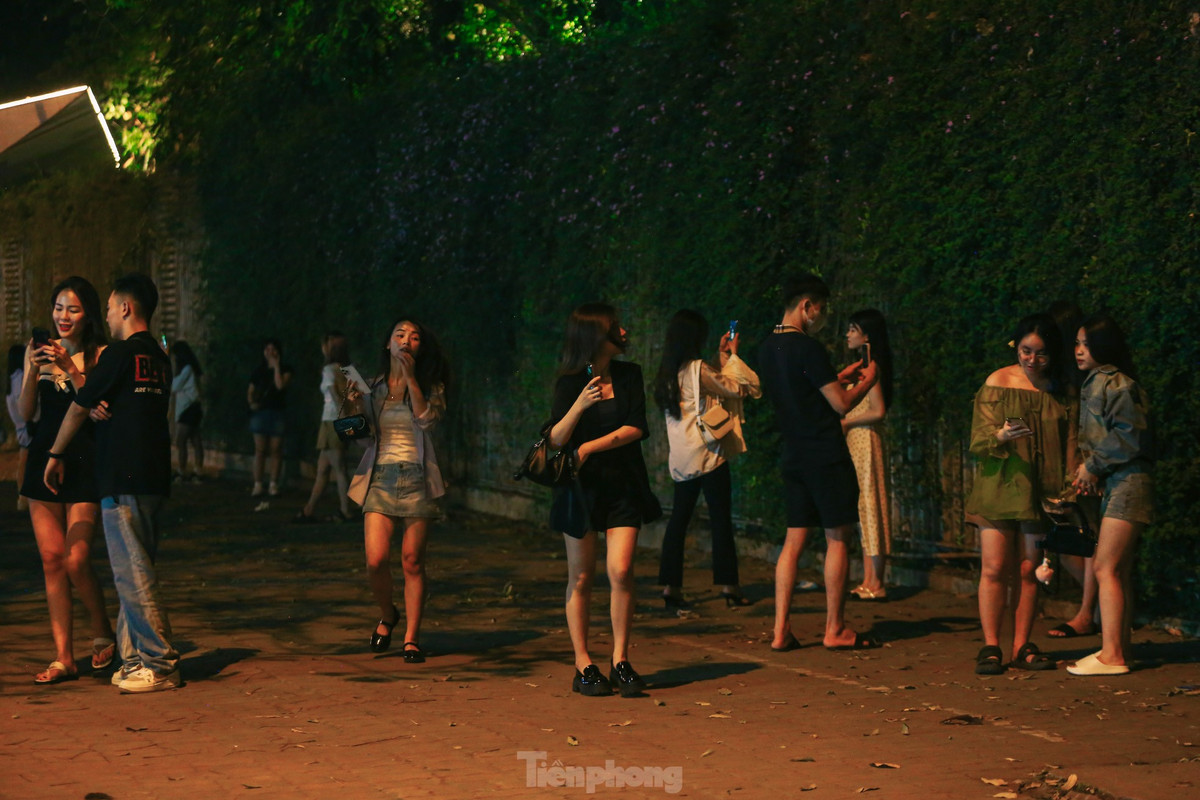 Ghi nhận của PV những ngày gần đây, khá đông người dân đã tìm đến chụp ảnh khi hoa vừa mới nở. Đặc biệt khoảng từ 20 giờ tối đến 23h30 đêm, đường hoa này vẫn chật kín người, mọi người phải xếp hàng để có một góc đẹp chụp ảnh. Nơi đây càng tấp nập, hàng đoàn xe máy để dưới lòng đường.