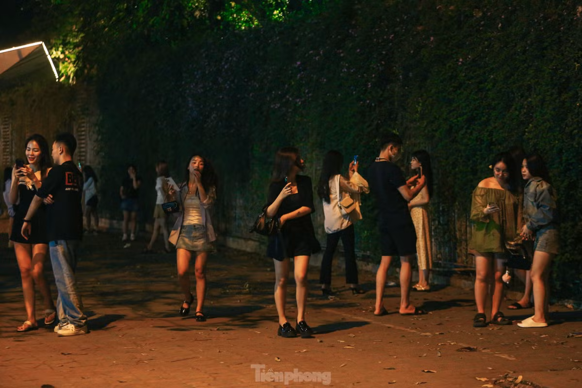 Ghi nhận của PV những ngày gần đây, khá đông người dân đã tìm đến chụp ảnh khi hoa vừa mới nở. Đặc biệt khoảng từ 20 giờ tối đến 23h30 đêm, đường hoa này vẫn chật kín người, mọi người phải xếp hàng để có một góc đẹp chụp ảnh. Nơi đây càng tấp nập, hàng đoàn xe máy để dưới lòng đường.