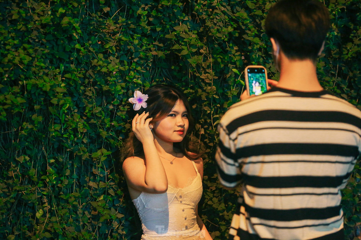 Nhiều người dân, đặc biệt các bạn trẻ còn đầu tư trang phục, trang điểm nhằm tạo ra những bộ hình đẹp, ấn tượng nhất. Họ sẵn sàng dành cả buổi tối, thậm chí đến đêm để chụp ảnh ở đây.