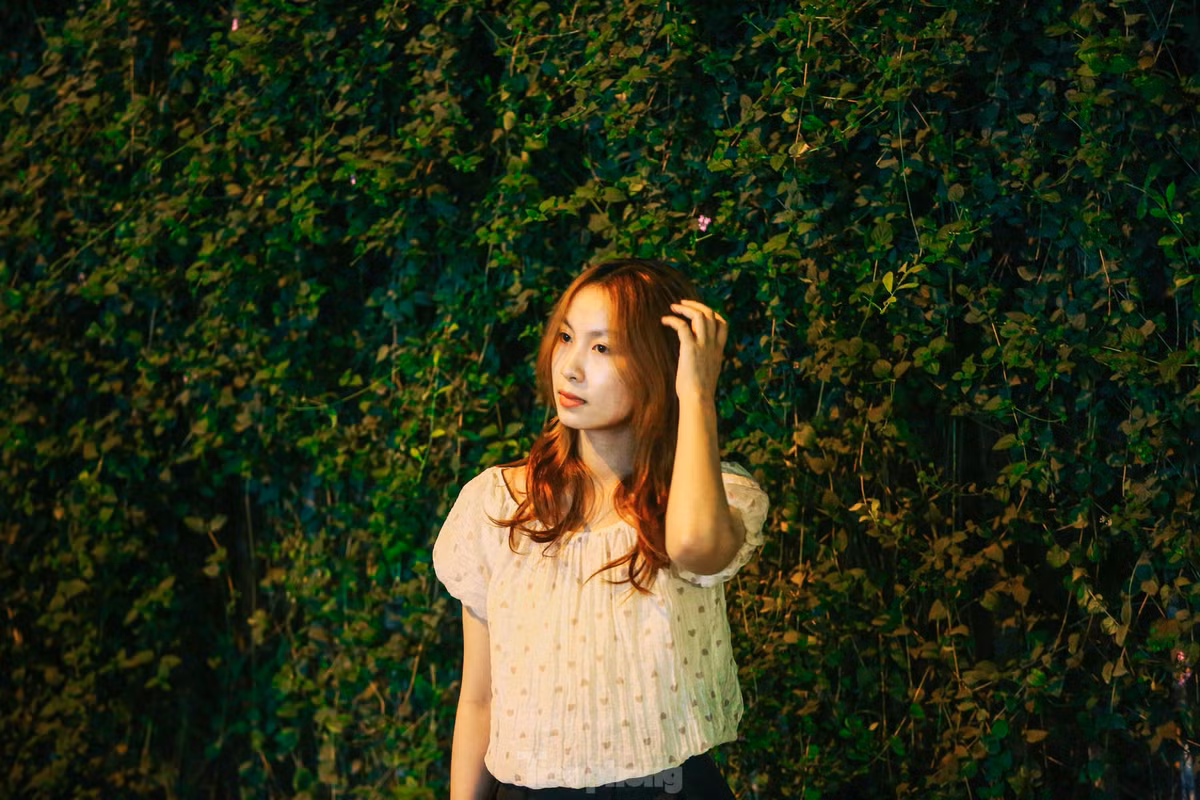 Nhiều "bóng hồng" xúng xính, khoe sắc trên con đường hoa lúc nửa đêm.