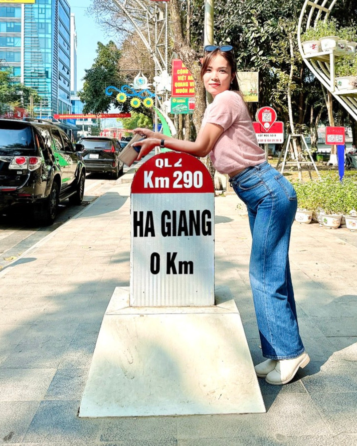 Nguoi me tu lai o to dua con gai phuot khap Ha Giang-Hinh-2