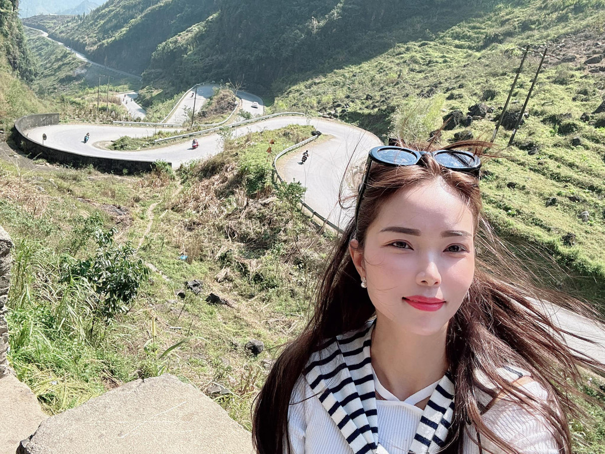 Nguoi me tu lai o to dua con gai phuot khap Ha Giang-Hinh-13