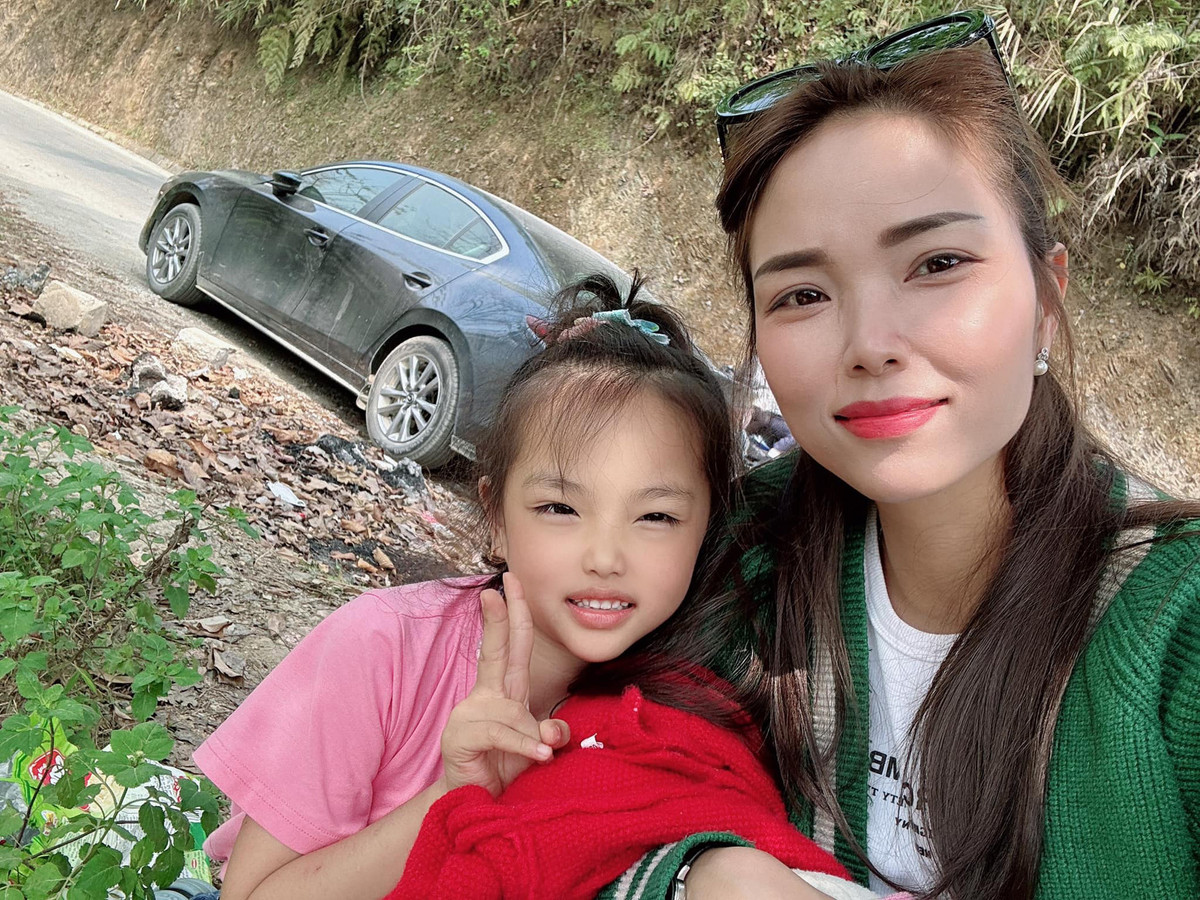 Nguoi me tu lai o to dua con gai phuot khap Ha Giang-Hinh-8