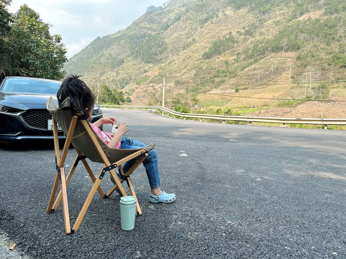 Nguoi me tu lai o to dua con gai phuot khap Ha Giang-Hinh-7